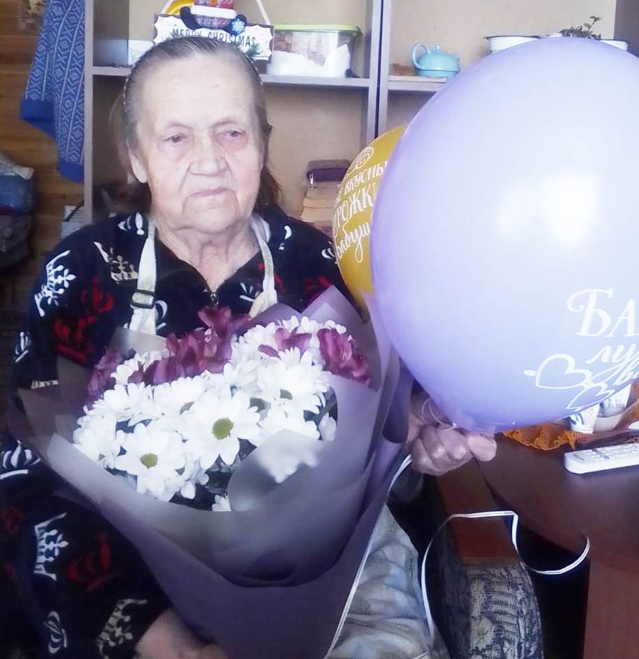 В свой 95-й день рождения жительница Первомайского энергично танцевала в кругу друзей (видео)